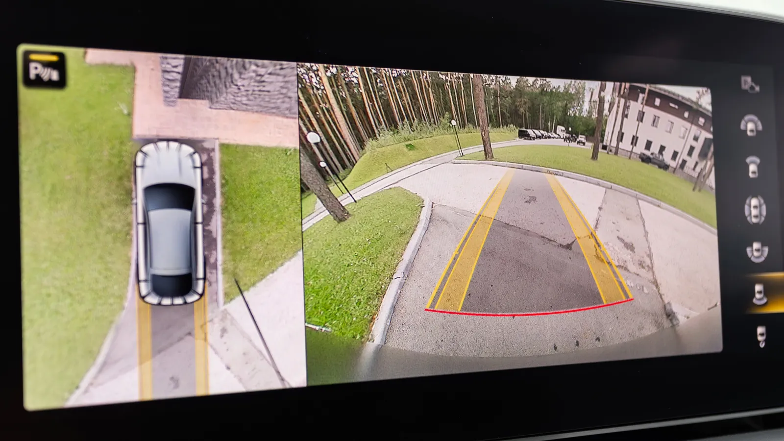 Rear view camera and 360 view displayed at car screen