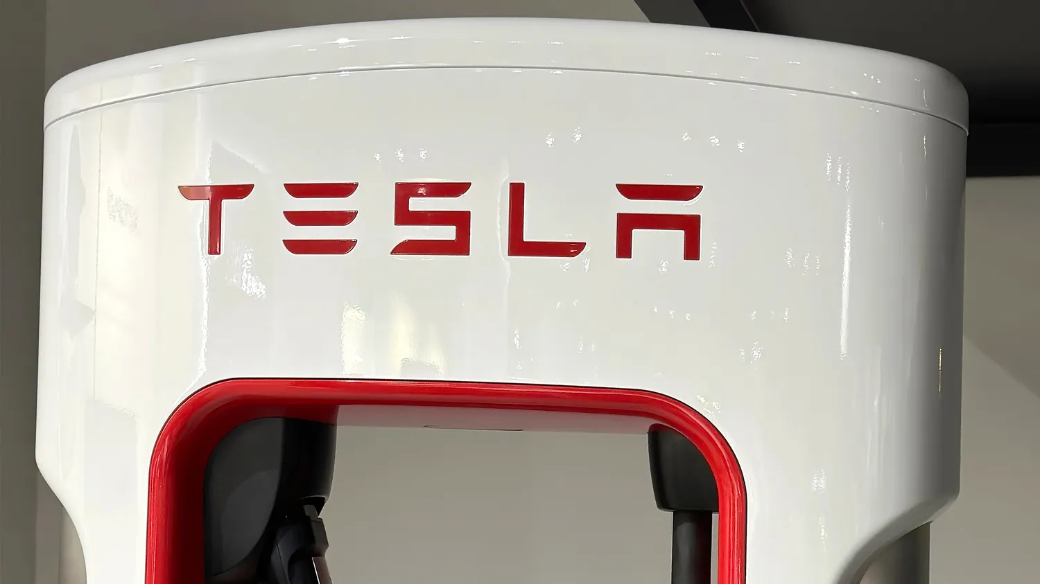 Tesla superchargers to recharge battery of cars