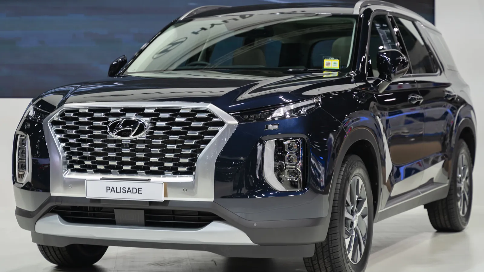 Black Hyundai Palisade displayed at a show