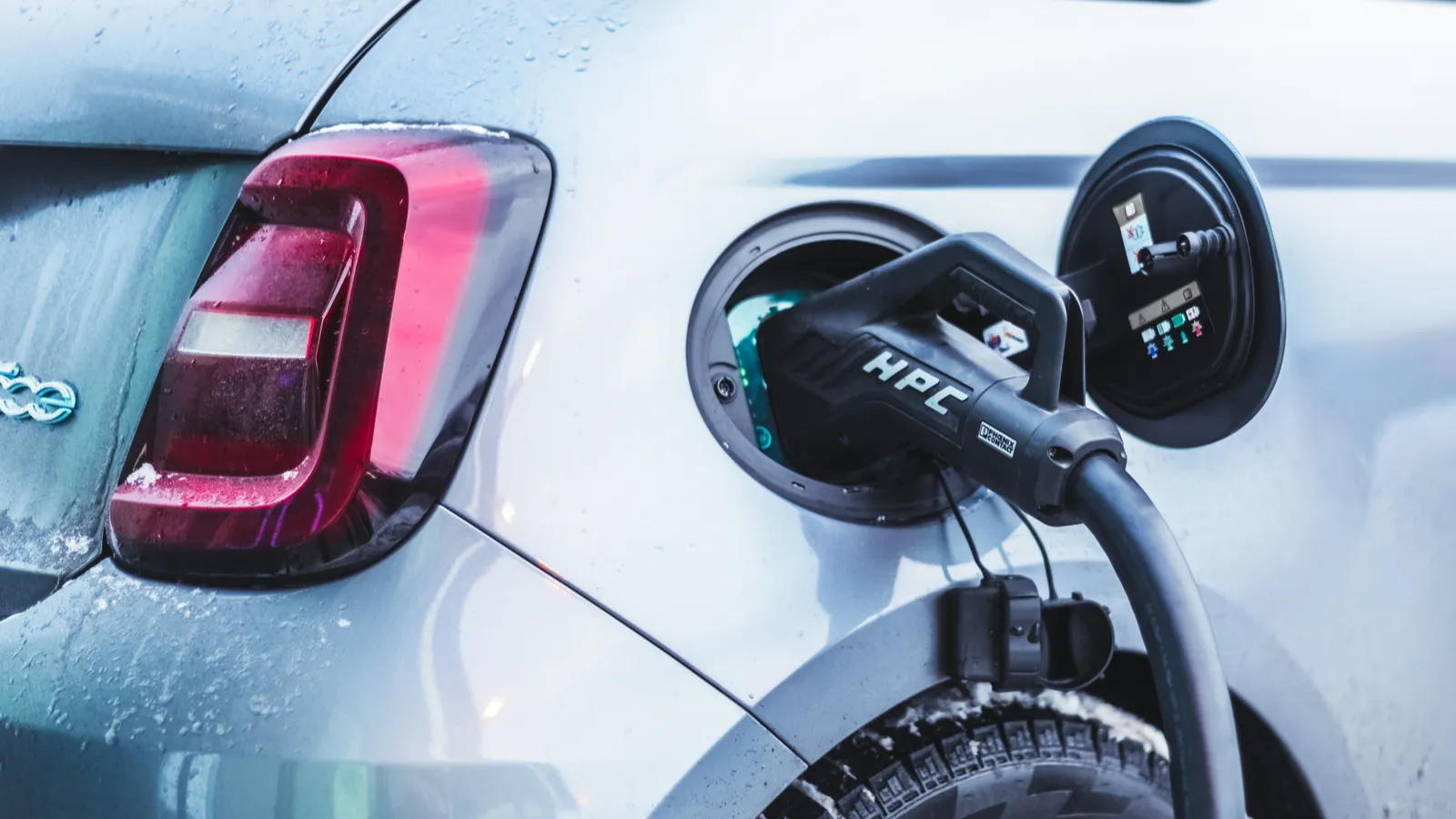 Fiat 500e charging plugged inn  