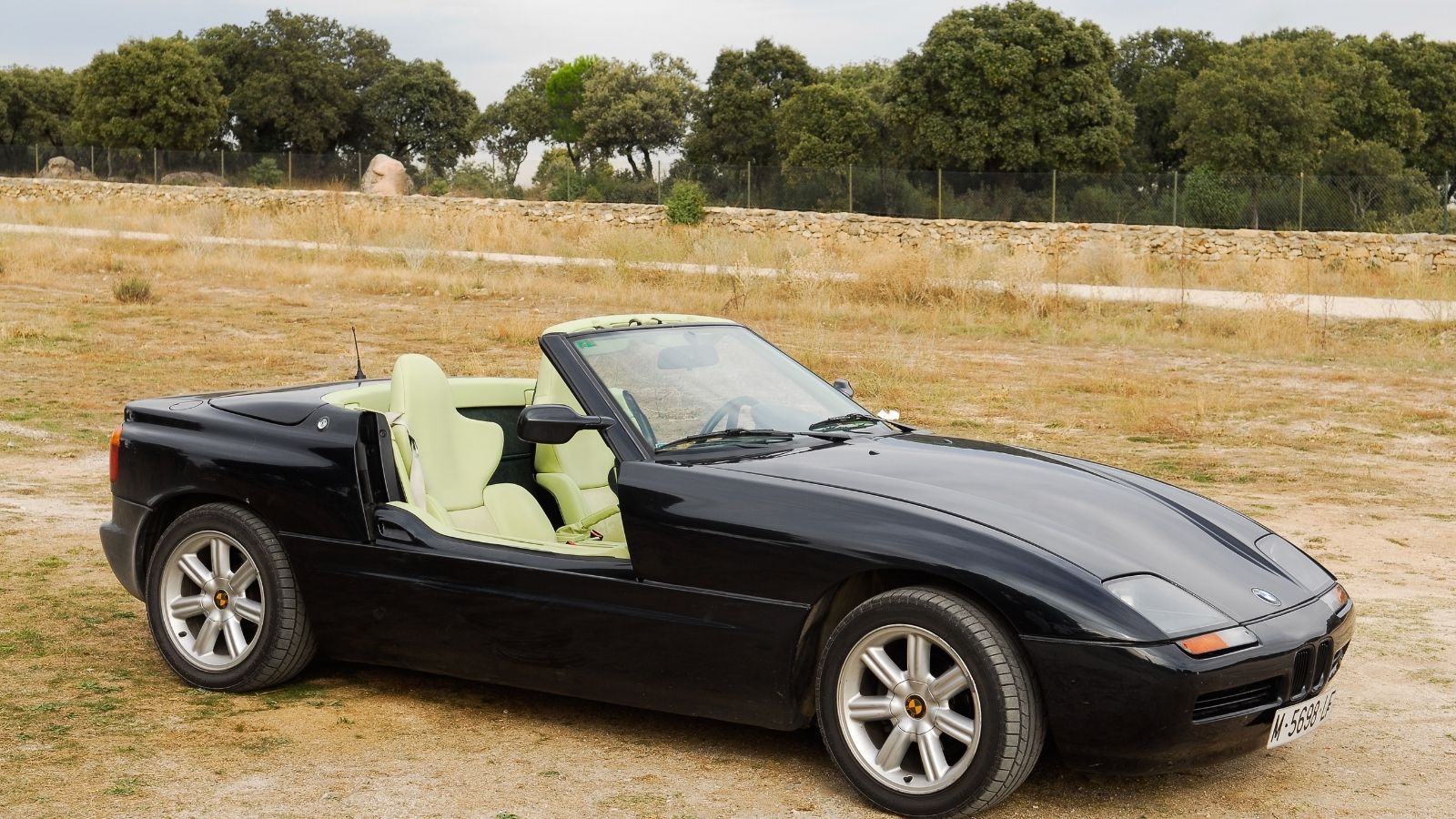 BMW Z1 parked in a ground